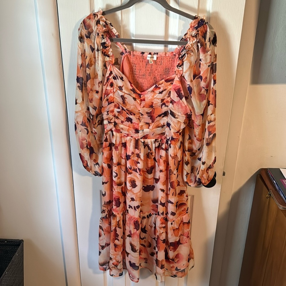 Beautiful short dress. Good for date night or wedding.